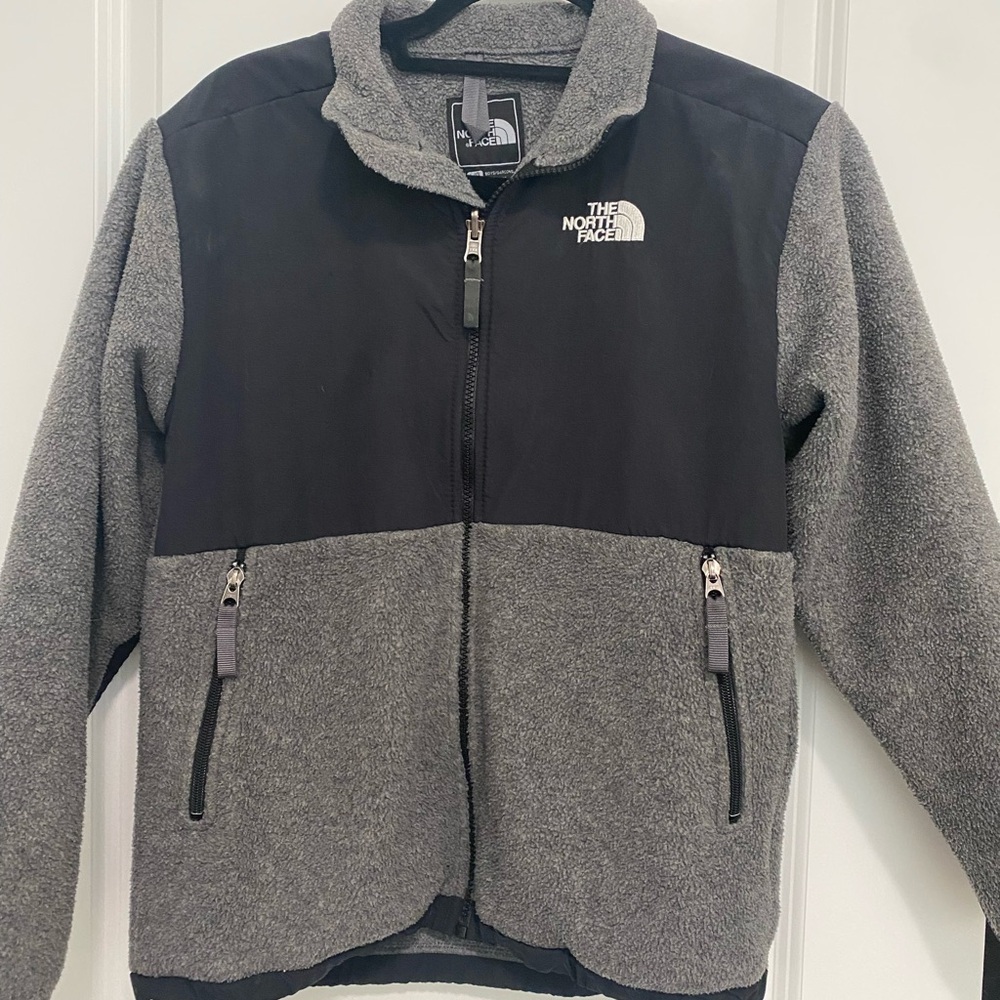 Boys The North Face gray & black fleece zip up jacket. Gently worn.
